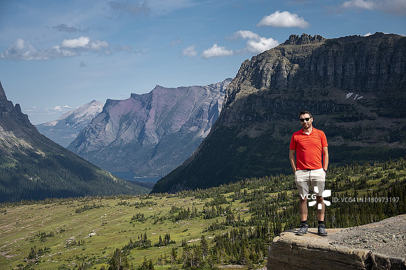 男子在蒙大拿州的岩石上行走，美国图片素材