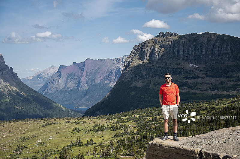 男子在蒙大拿州的岩石上行走，美国图片素材