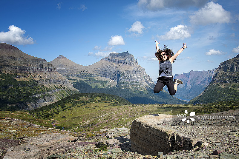 美国蒙大拿州，空中跳跃的快乐年轻女人图片素材