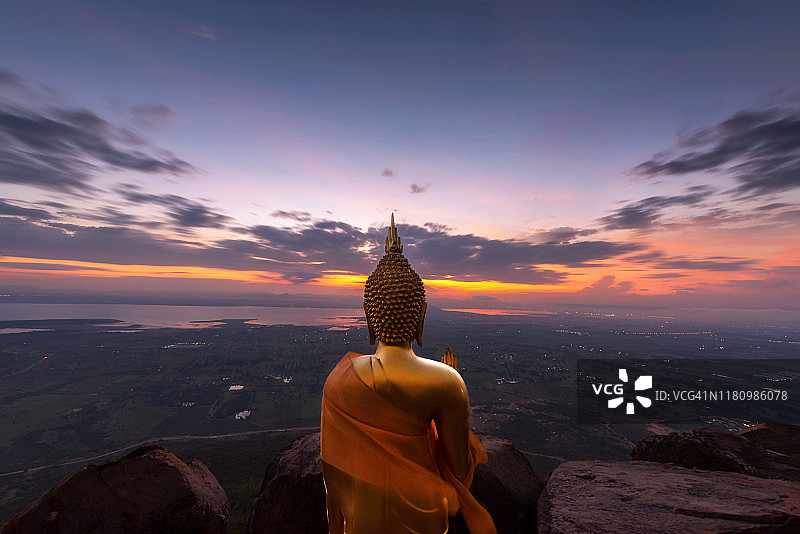 泰国华富里府考帕亚登通寺的金色佛像图片素材
