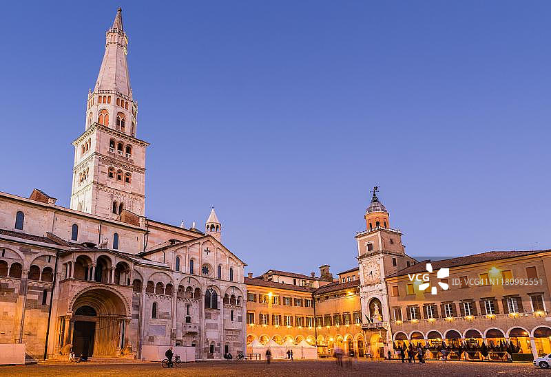 蓝色时刻：意大利摩德纳大教堂和吉兰迪纳塔，格兰德广场图片素材
