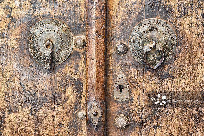 伊朗伊斯法罕省，阿比扬涅村的旧木门和门环图片素材