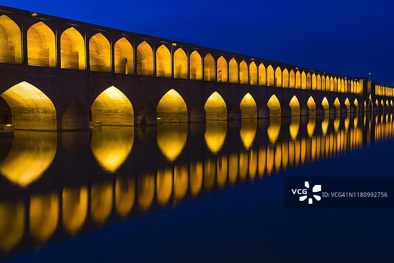 伊朗伊斯法罕三十三孔桥夜景图片素材