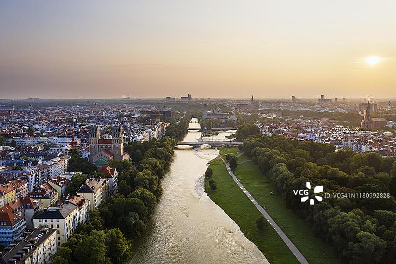 慕尼黑日出：伊萨尔河、绿地与德国博物馆鸟瞰图片素材