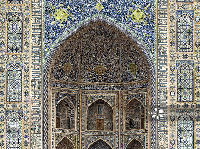 撒马尔罕帖伊利亚-科里伊斯兰教学院的装饰性拱门图片素材