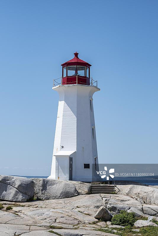 加拿大新斯科舍省佩吉湾花岗岩岩石上的灯塔图片素材