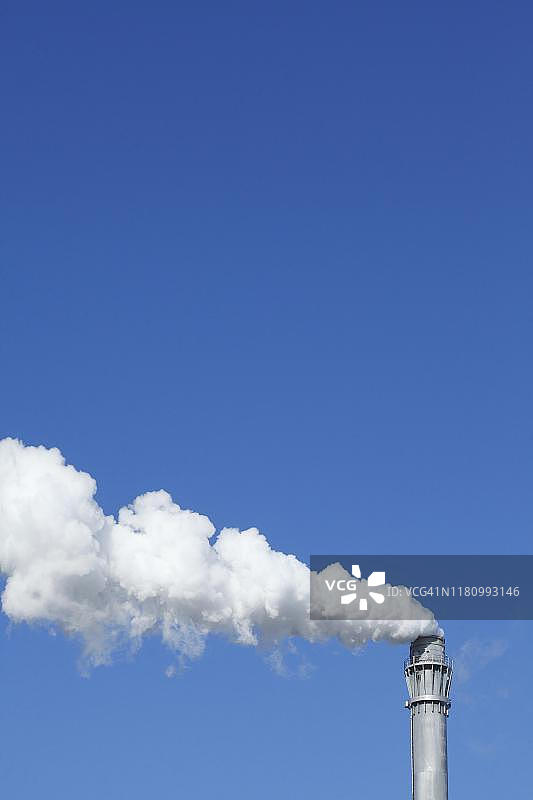 德国不莱梅的冒烟的工厂烟囱图片素材