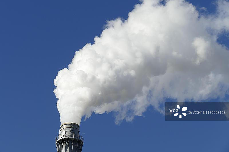 德国不莱梅的冒烟的工厂烟囱图片素材