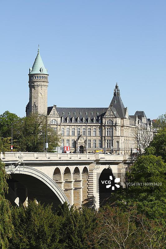 卢森堡市阿道夫桥和国家储蓄银行图片素材