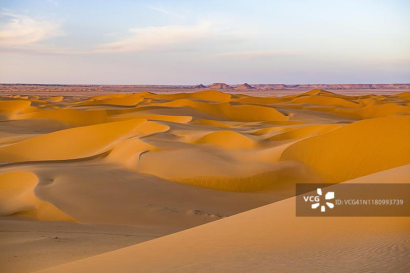 撒哈拉沙漠沙丘中的傍晚光线，位于阿尔及利亚蒂米蒙图片素材