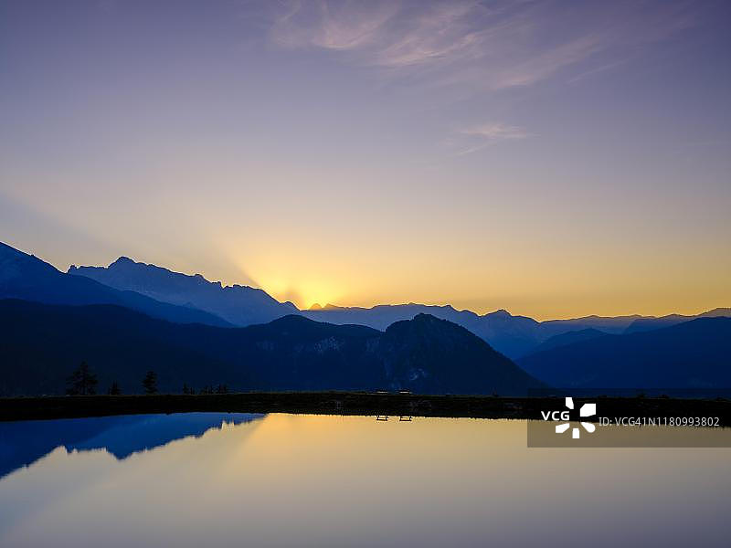 阿尔卑斯山全景，夕阳下山湖中倒映山脉剪影，贝希特斯加登阿尔卑斯山国家公园，德国图片素材