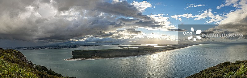 马塔卡纳岛全景，从芒格努伊山观看，新西兰北岛丰盛湾地区图片素材