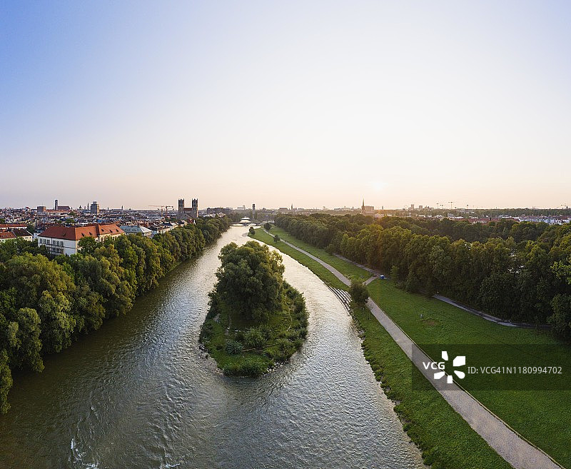 慕尼黑伊萨尔河柳树岛日出景观（含圣马克西米利安教堂和德国博物馆），德国，上巴伐利亚，巴伐利亚图片素材