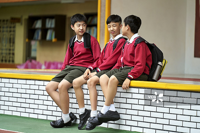 同学们坐在一起聊天图片素材