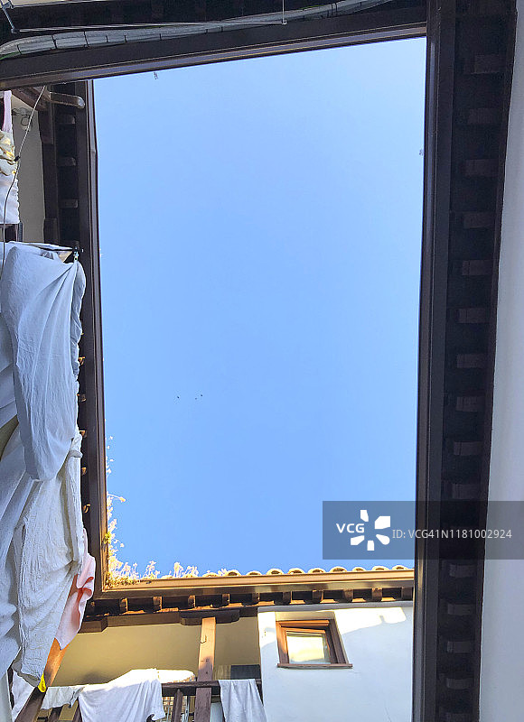 西班牙托莱多的典型墙壁，背景是蓝天图片素材