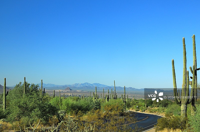 西南沙漠中的道路图片素材