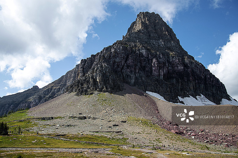 冰川国家公园岩石上行走的人们，美国蒙大拿州图片素材