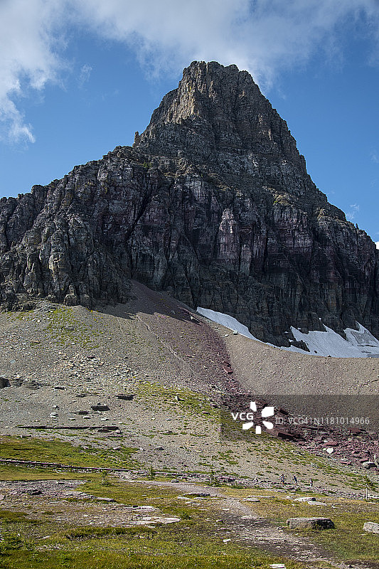 冰川国家公园岩石上行走的人们，美国蒙大拿州图片素材