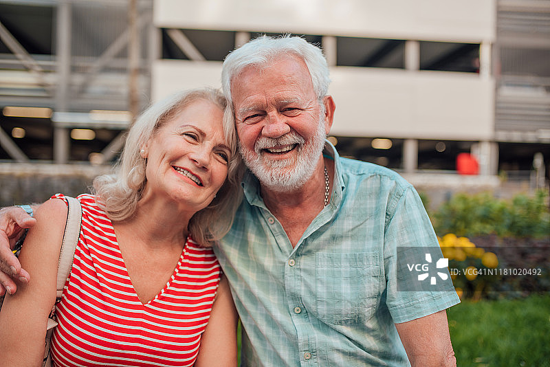 老年夫妇在城市里图片素材