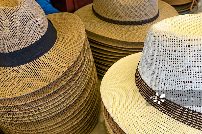 在塔维拉市政市场出售的巴拿马风格帽子图片素材