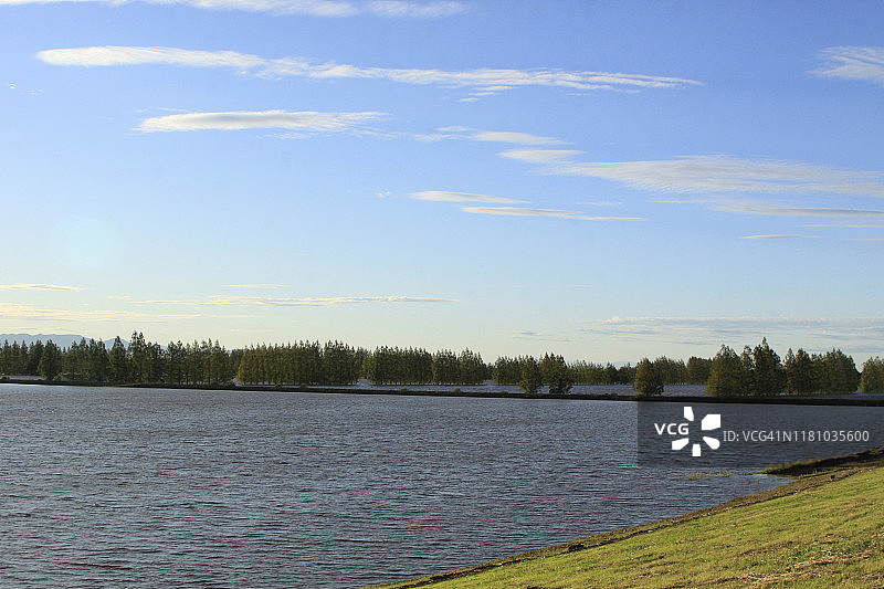 巨型台风袭击日本，导致河流泛滥图片素材