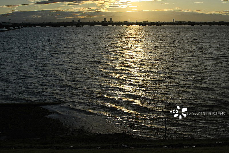 巨型台风袭击日本，导致河流泛滥图片素材