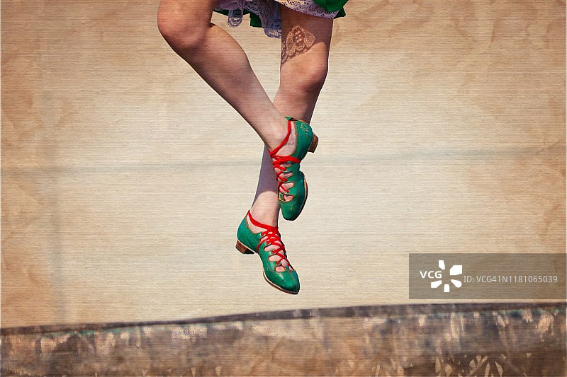 以旧纸为背景的苏格兰舞者图片素材