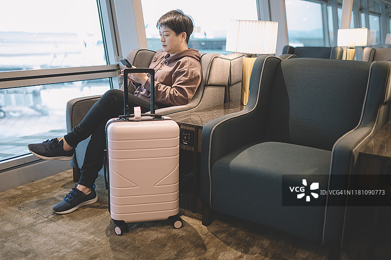 在机场休息室等候航班的亚洲女性图片素材