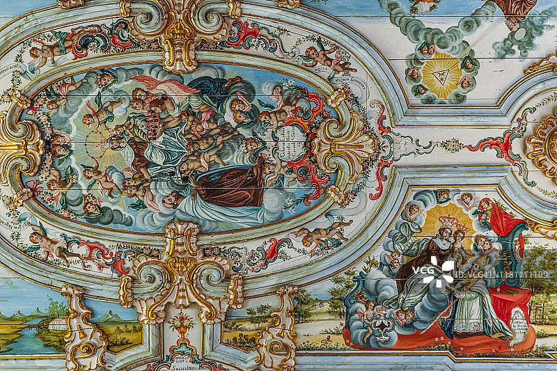 巴西米纳斯吉拉斯州欧鲁普雷图市天主教堂内景，有18世纪的绘画、雕塑和金色装饰图片素材