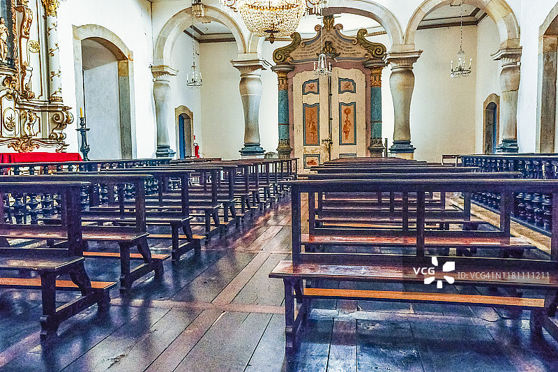 巴西米纳斯吉拉斯州欧鲁普雷图市天主教堂内景，有18世纪的绘画、雕塑和金色装饰图片素材