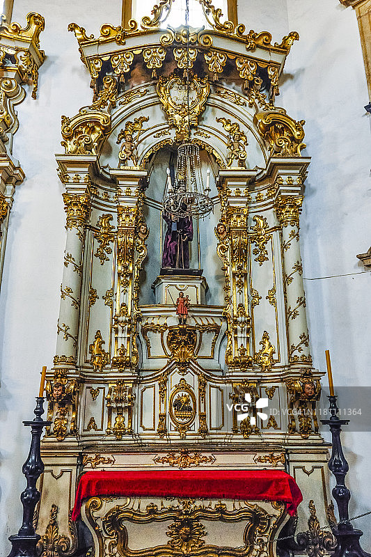 巴西米纳斯吉拉斯州欧鲁普雷图市天主教堂内景，有18世纪的绘画、雕塑和金色装饰图片素材