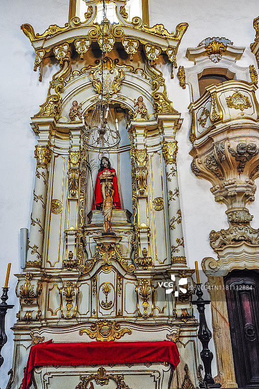 巴西米纳斯吉拉斯州欧鲁普雷图市天主教堂内景，有18世纪的绘画、雕塑和金色装饰图片素材