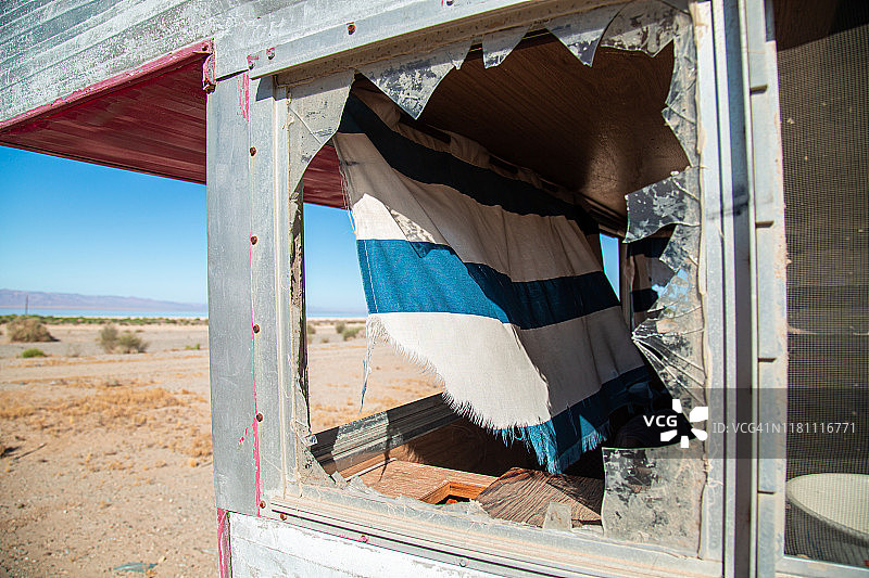 俯瞰湖面的破损拖车窗户图片素材