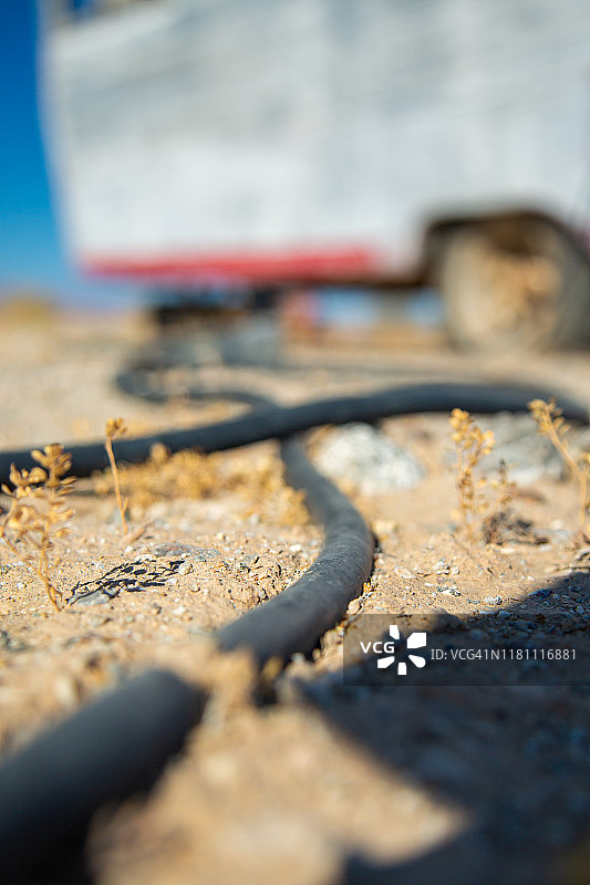 通往沙漠拖车的多条电缆图片素材