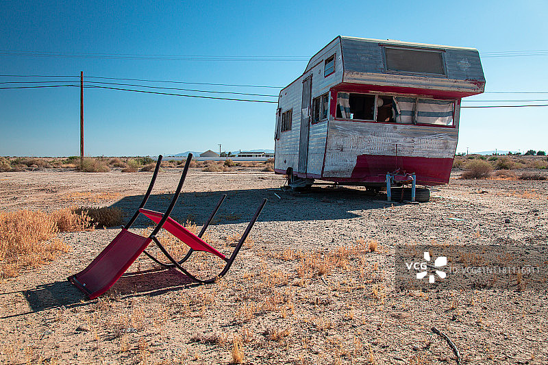 沙漠中的拖车图片素材