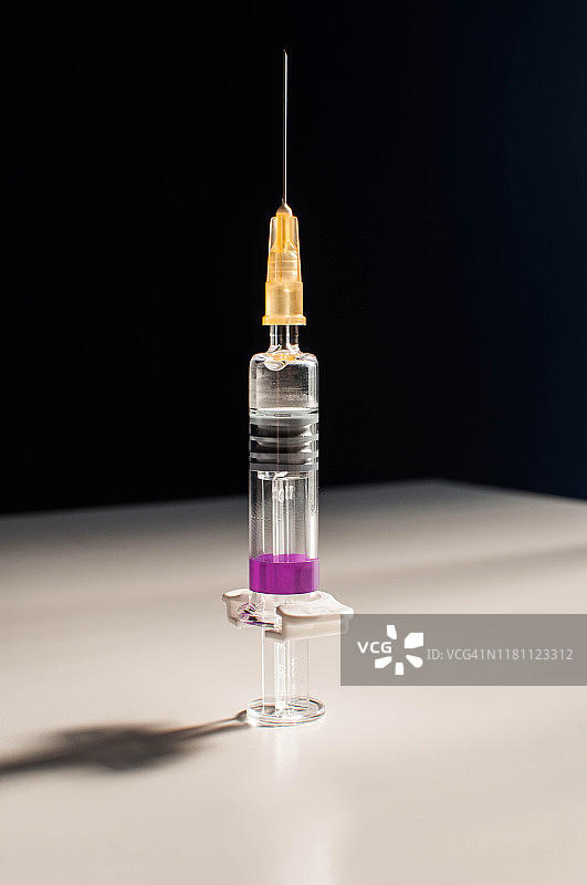 黑色背景上的医用注射器静物图片素材
