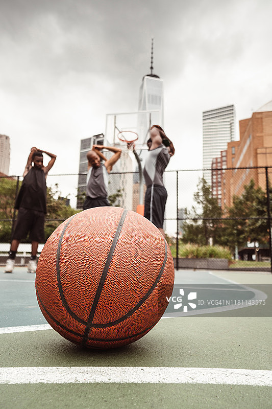 在纽约街头打篮球的朋友图片素材