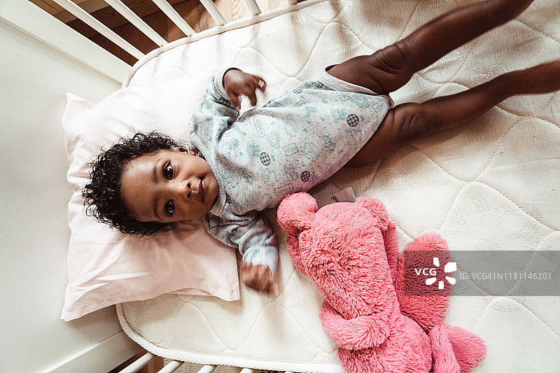 在婴儿床上的快乐非洲儿童图片素材