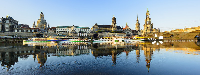德国德累斯顿老城区和易北河日出全景图片素材