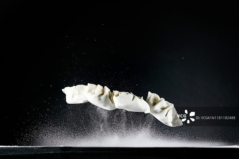 高速摄影捕捉到的空中跳舞的饺子图片素材