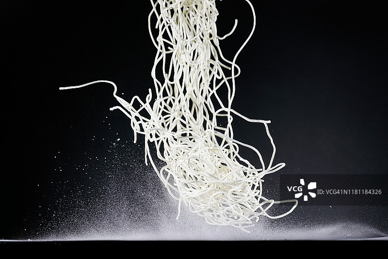 飞在空中的生宽中国面条高速摄影图片素材