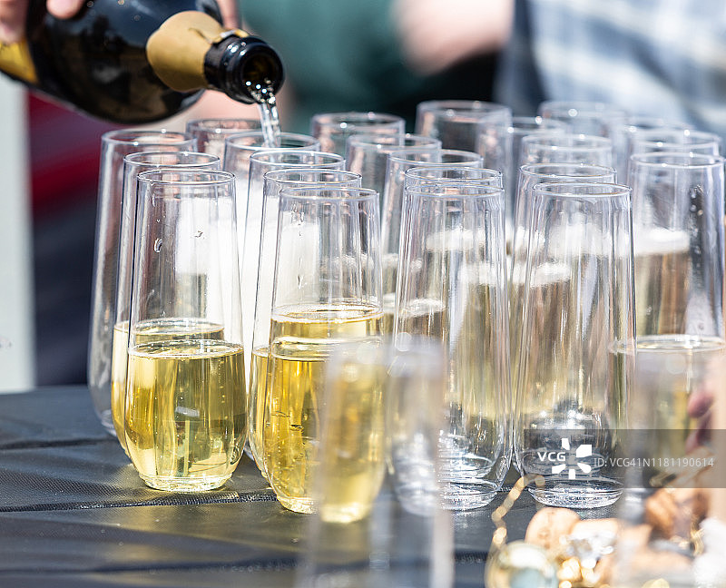 在花园派对上倒香槟的人图片素材