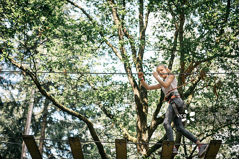 女孩在树顶探险公园玩耍图片素材