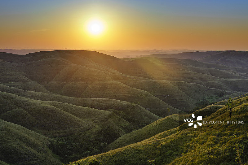 印度尼西亚松巴岛东部瓦林丁山日落时的丘陵景观图片素材
