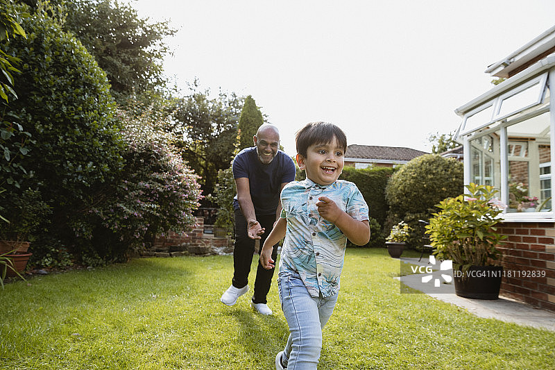 和孙子一起玩耍时间图片素材