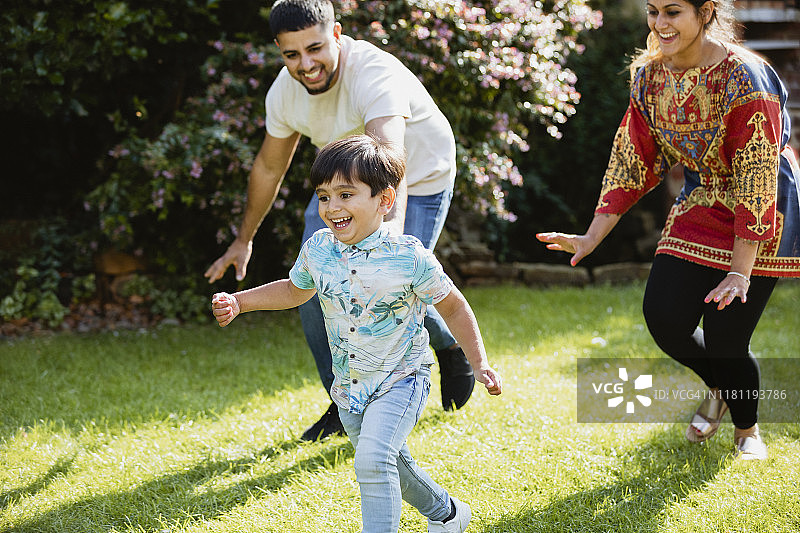 在花园里追逐的家庭图片素材
