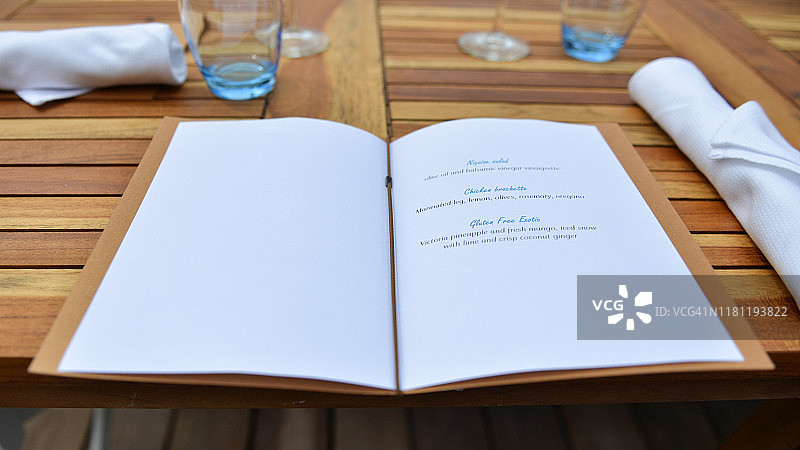 餐桌上的开放式午餐菜单图片素材