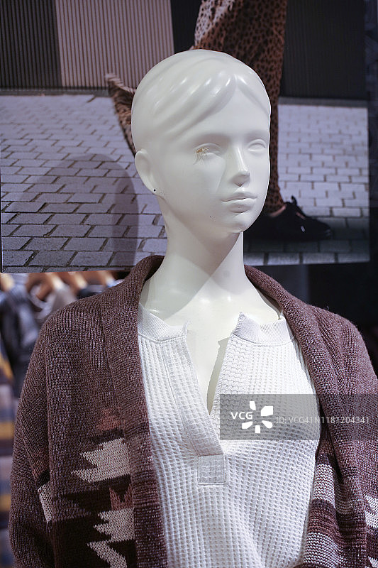 穿着休闲服装的白色真人大小的女性人体模型图片素材