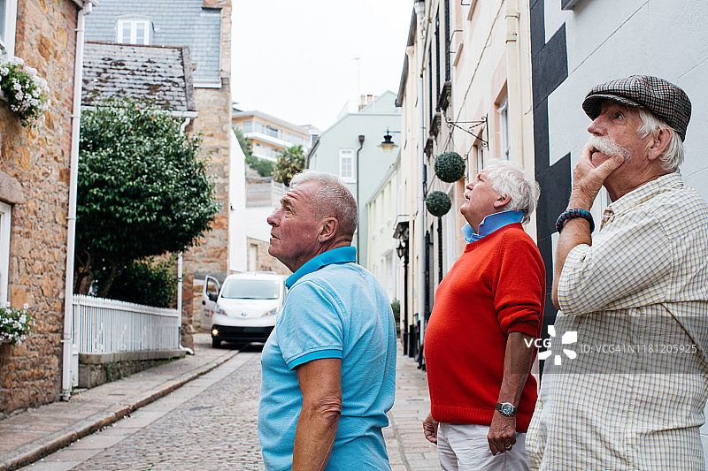 老人们走在鹅卵石街道上图片素材