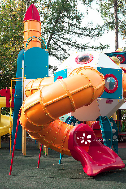 户外儿童游乐场塑料滑梯，红、橙、蓝三色图片素材